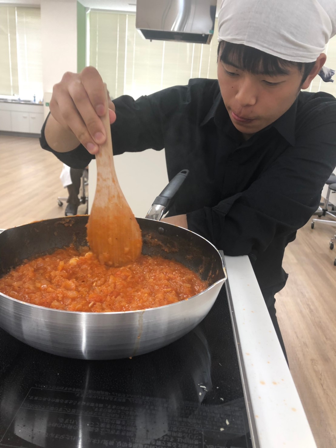ソース作りに真剣!